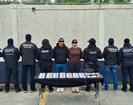 Cae pareja con armas, drogas y dinero