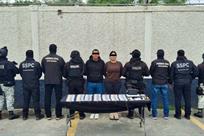 Cae pareja con armas, drogas y dinero