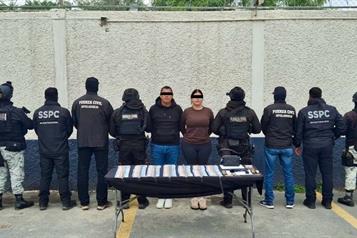Cae pareja con armas, drogas y dinero