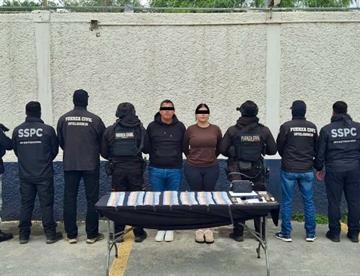 Cae pareja con armas, drogas y dinero