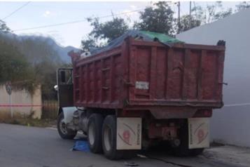 Fallece motociclista arrollado por camión de carga