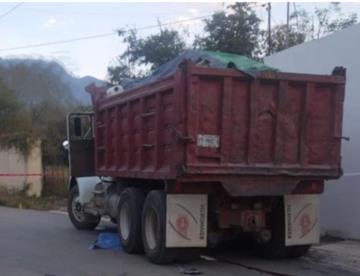 Fallece motociclista arrollado por camión de carga