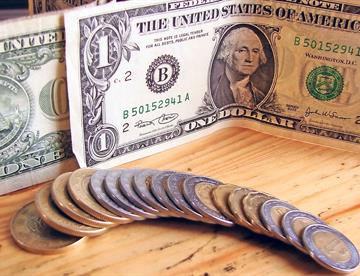 El peso es favorecido por retroceso del dólar