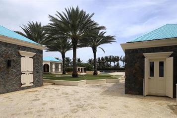 Publican demócratas imágenes inéditas de la isla privada de Epstein