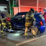 Queda prensado en choque