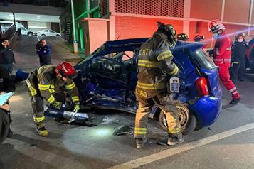 Queda prensado en choque