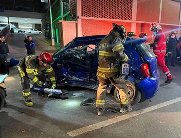 Queda prensado en choque