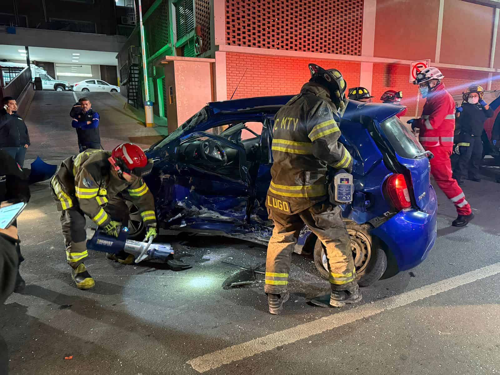 El conductor de un vehículo resultó lesionado tras ser chocado por un camión y quedar prensado, ayer en el centro de Monterrey.