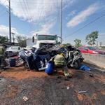 Choca y queda entre dos unidades de carga