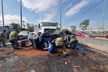 Choca y queda entre dos unidades de carga