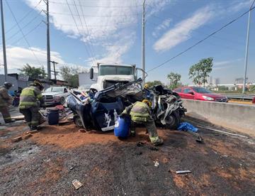 Choca y queda entre dos unidades de carga