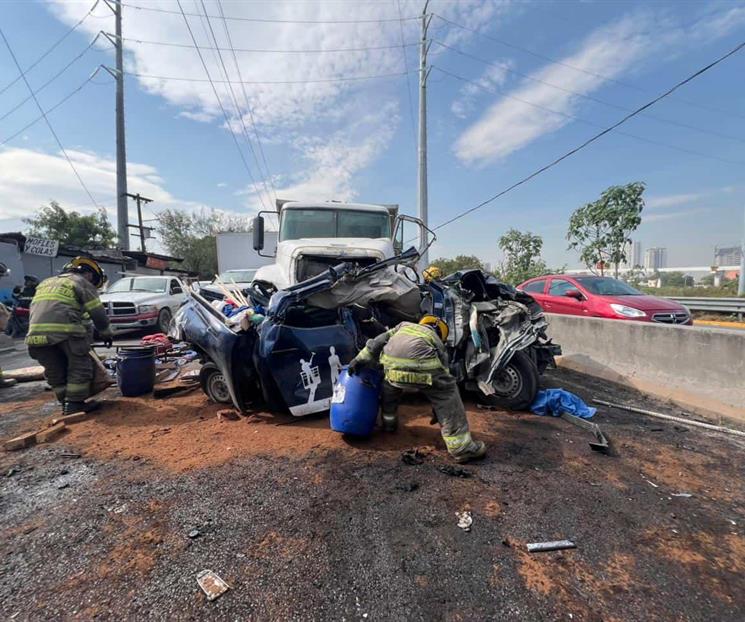 Choca y queda entre dos unidades de carga Choca y queda entre dos unidades de carga