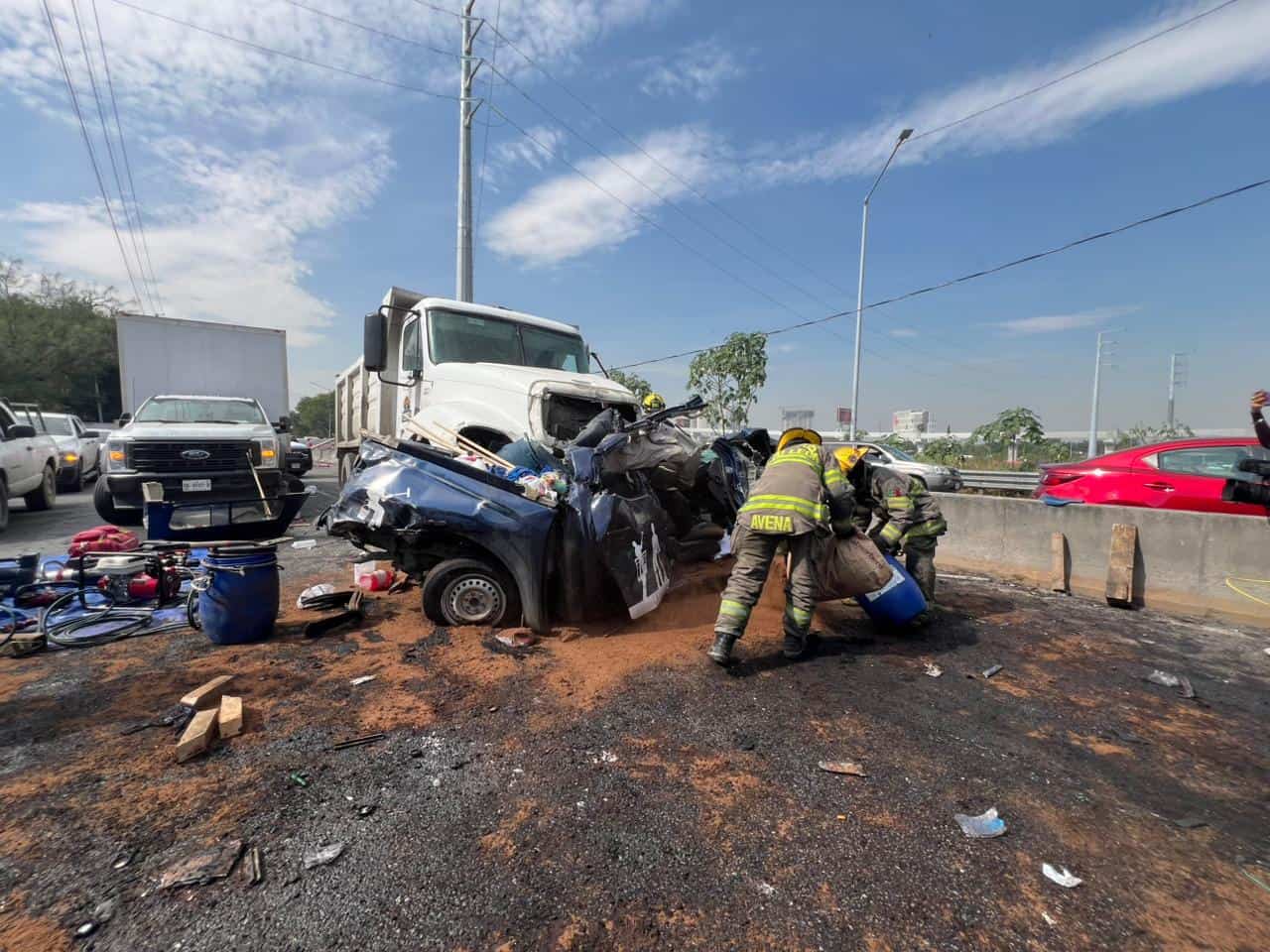 Tras chocar y quedar entre dos unidades de carga, el conductor de una camioneta quedó prensado algunos minutos, ayer en la Avenida Morones Prieto a la altura de la Colonia Caracol, en Monterrey.
