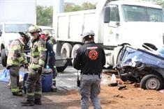 Prensan vehículos pesados a conductor