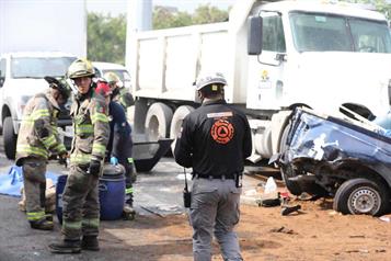 Prensan vehículos pesados a conductor
