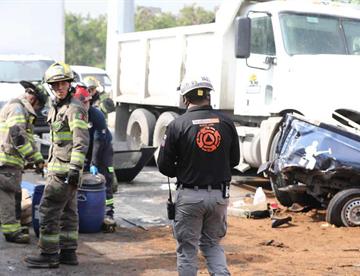 Prensan vehículos pesados a conductor