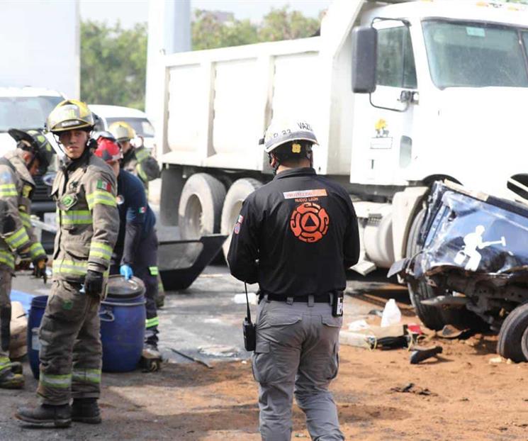 Prensan vehículos pesados a conductor