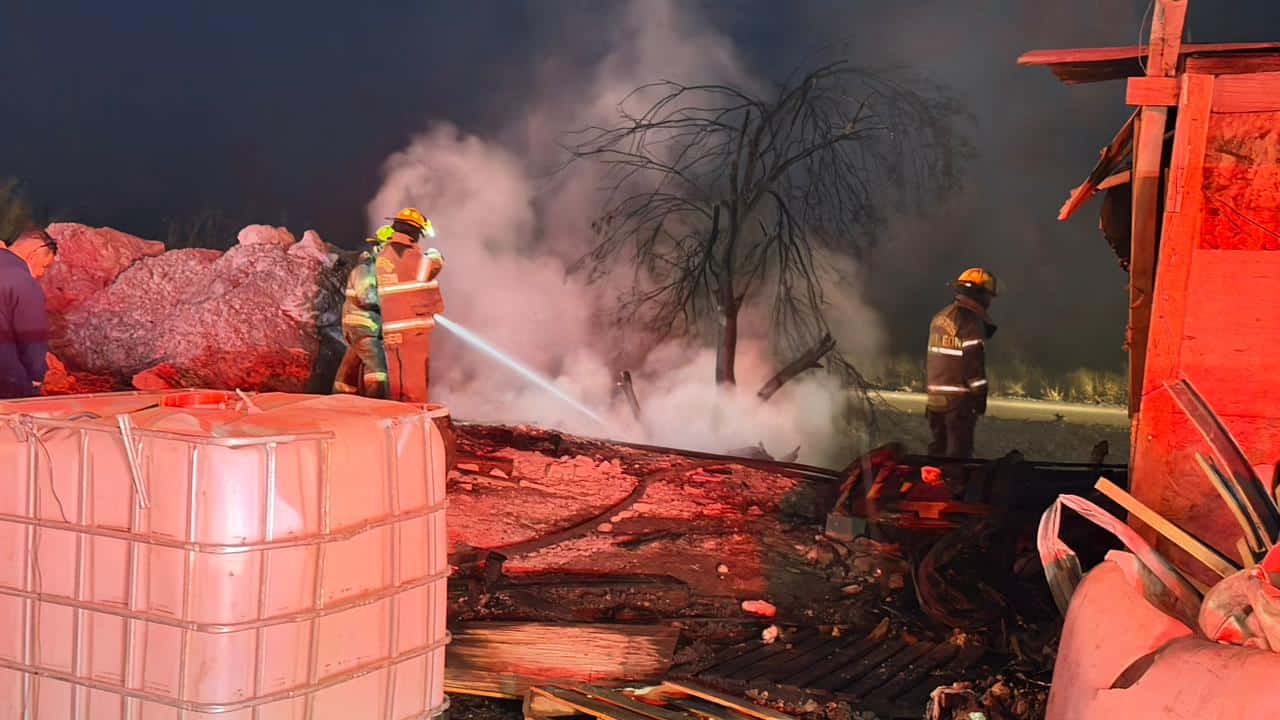 Un restaurante clásico para los transportistas que circulan por la carretera Monterrey-Saltillo, quedo reducido a cenizas, después de registrarse un incendio.