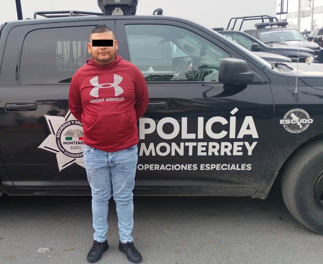 Un hombre fue detenido por oficiales de la Policía de Monterrey, en el centro de la ciudad, tras ser detectado circulando en una camioneta con reporte de robo en Escobedo.