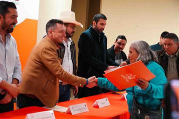 Entrega Colosio escrituras durante gira de trabajo