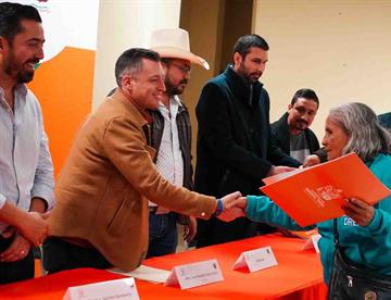 Entrega Colosio escrituras durante gira de trabajo
