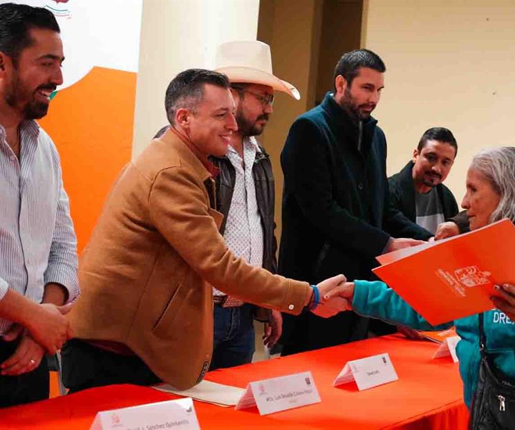 Entrega Colosio escrituras durante gira de trabajo Entrega Colosio escrituras durante gira de trabajo