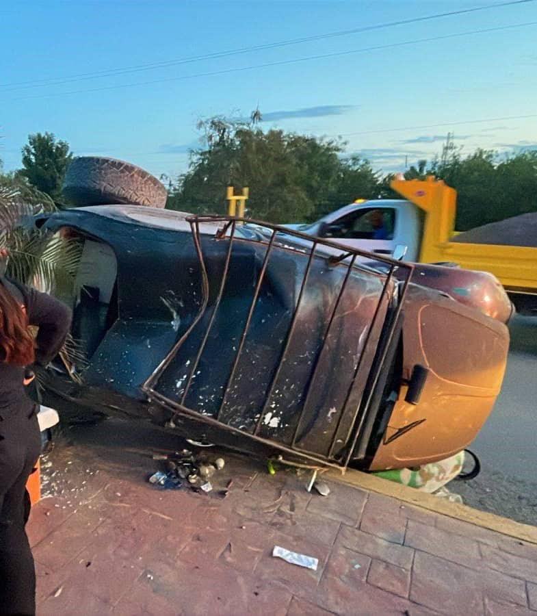 Un automovilista terminó con lesiones de consideración, al volcar su automóvil sedan de colección, en una avenida principal del municipio de Cadereyta.