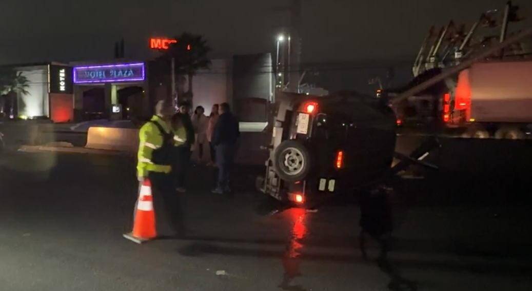 Vuelca camioneta en la Laredo