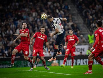 Da Berterame ligera ventaja a Rayados en semifinales