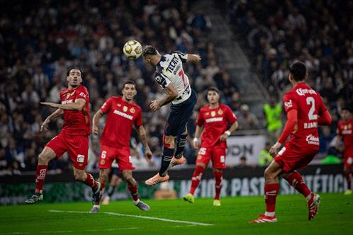 Da Berterame ligera ventaja a Rayados en semifinales