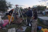 Rescatan a caballo que cae a tumba Rescatan a caballo que cae a tumba