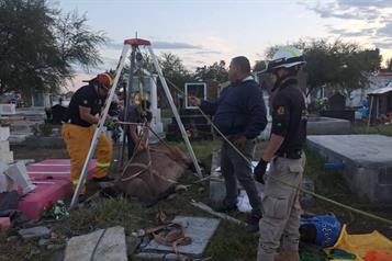 Rescatan a caballo que cae a tumba