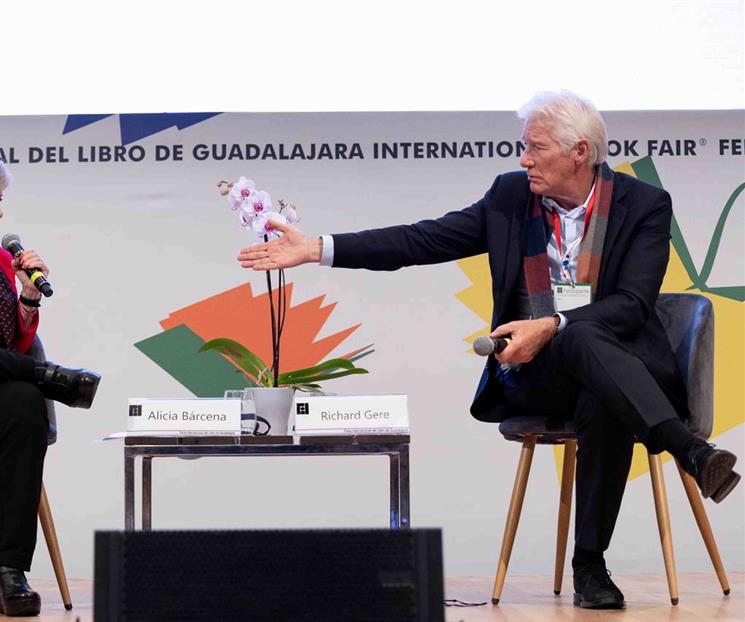 Richard Gere elogia a Sheinbaum en la FIL; critica a Trump