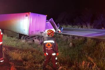 Vuelca tráiler en la Carretera Nacional