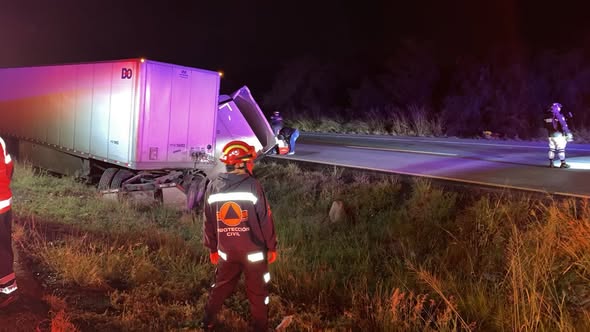 Vuelca tráiler en la Carretera Nacional