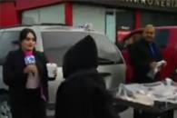 Cae tras agredir a reportera