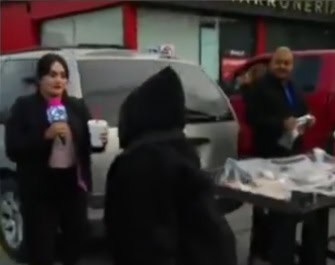 Cae tras agredir a reportera