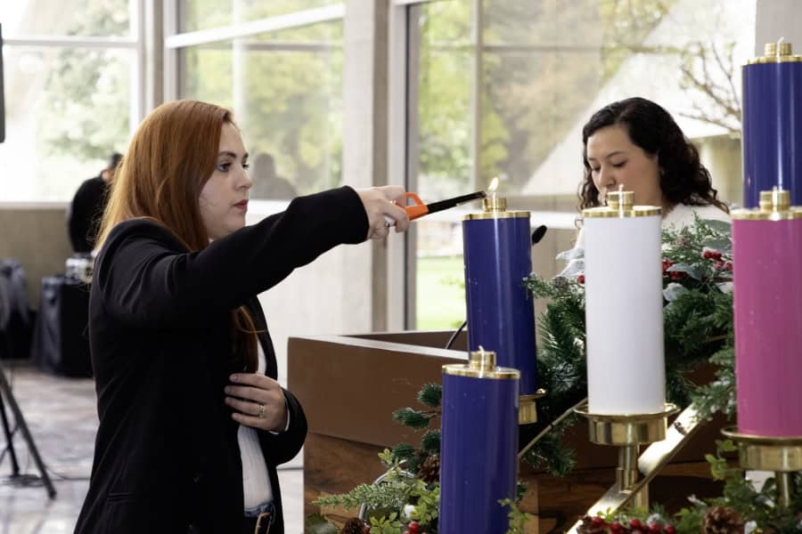 Dan inicio al Tiempo de Adviento con oración y encendido de vela Dan inicio al Tiempo de Adviento con oración y encendido de vela