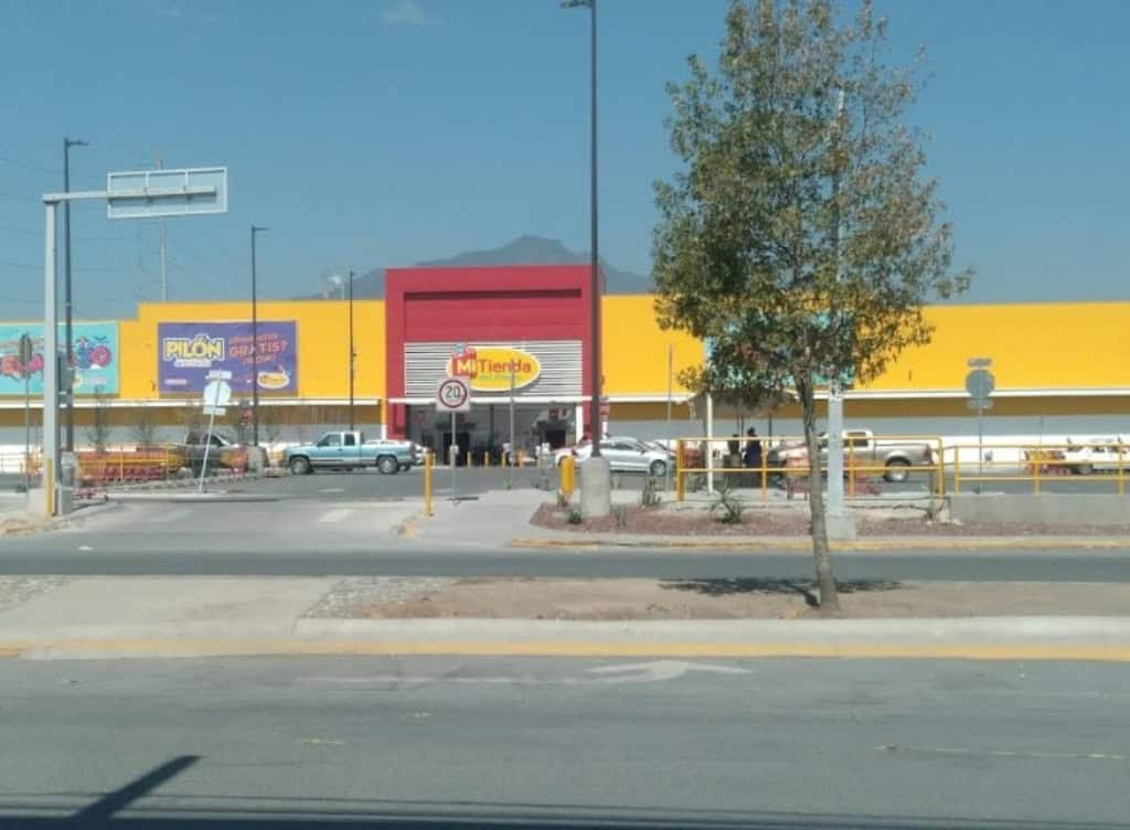 Un contratista reportó el robo de una camioneta y varias cajas de herramientas valuadas en más de 25 mil pesos, en un centro comercial del municipio del Carmen, Nuevo León.