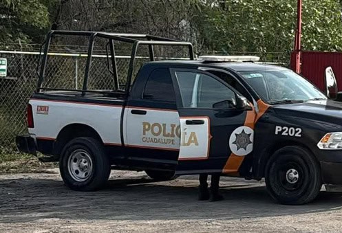 Roban vehículo a balazos