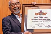 Padura recibe Honoris Causa de la Universidad de Guadalajara en FIL Padura recibe Honoris Causa de la Universidad de Guadalajara en FIL