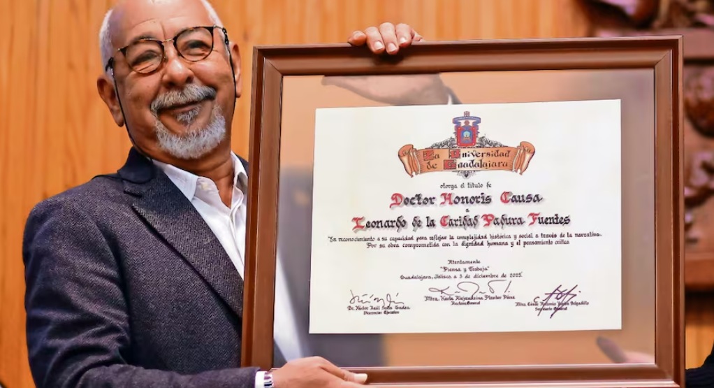 Padura recibe Honoris Causa de la Universidad de Guadalajara en FIL Padura recibe Honoris Causa de la Universidad de Guadalajara en FIL