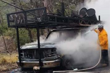 Arde camioneta  en Santiago