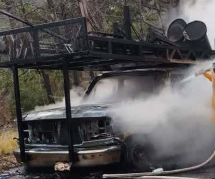 Arde camioneta en Santiago Arde camioneta en Santiago