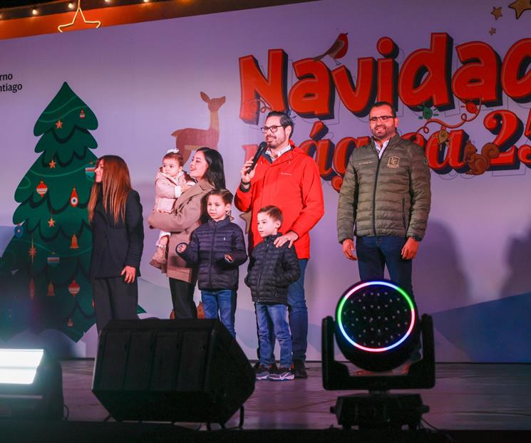 Realiza De la Peña tradicional encendido del pino navideño Realiza De la Peña tradicional encendido del pino navideño