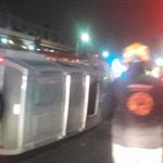 Abandonan camioneta volcada