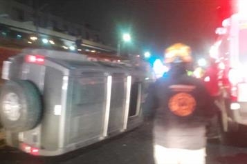 Abandonan camioneta volcada