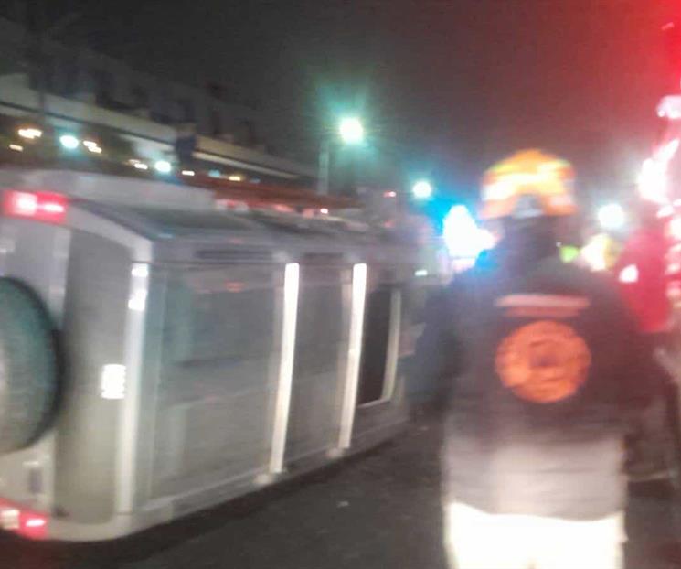 Abandonan camioneta volcada Abandonan camioneta volcada