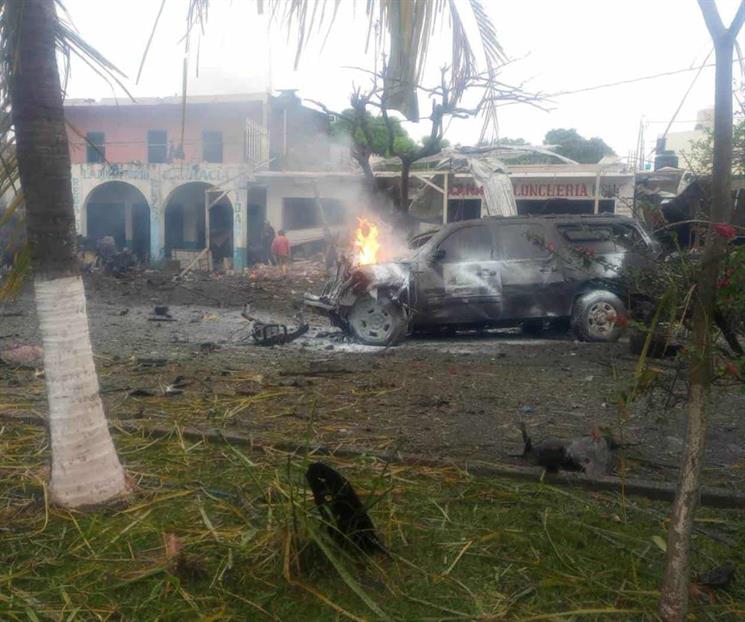 Estalla coche bomba en comandancia de Coahuayana, Michoacán Estalla coche bomba en comandancia de Coahuayana, Michoacán