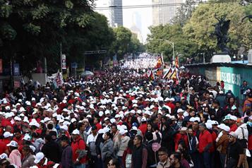 Marea guinda inunda las calles de la CDMX en apoyo a Sheinbaum